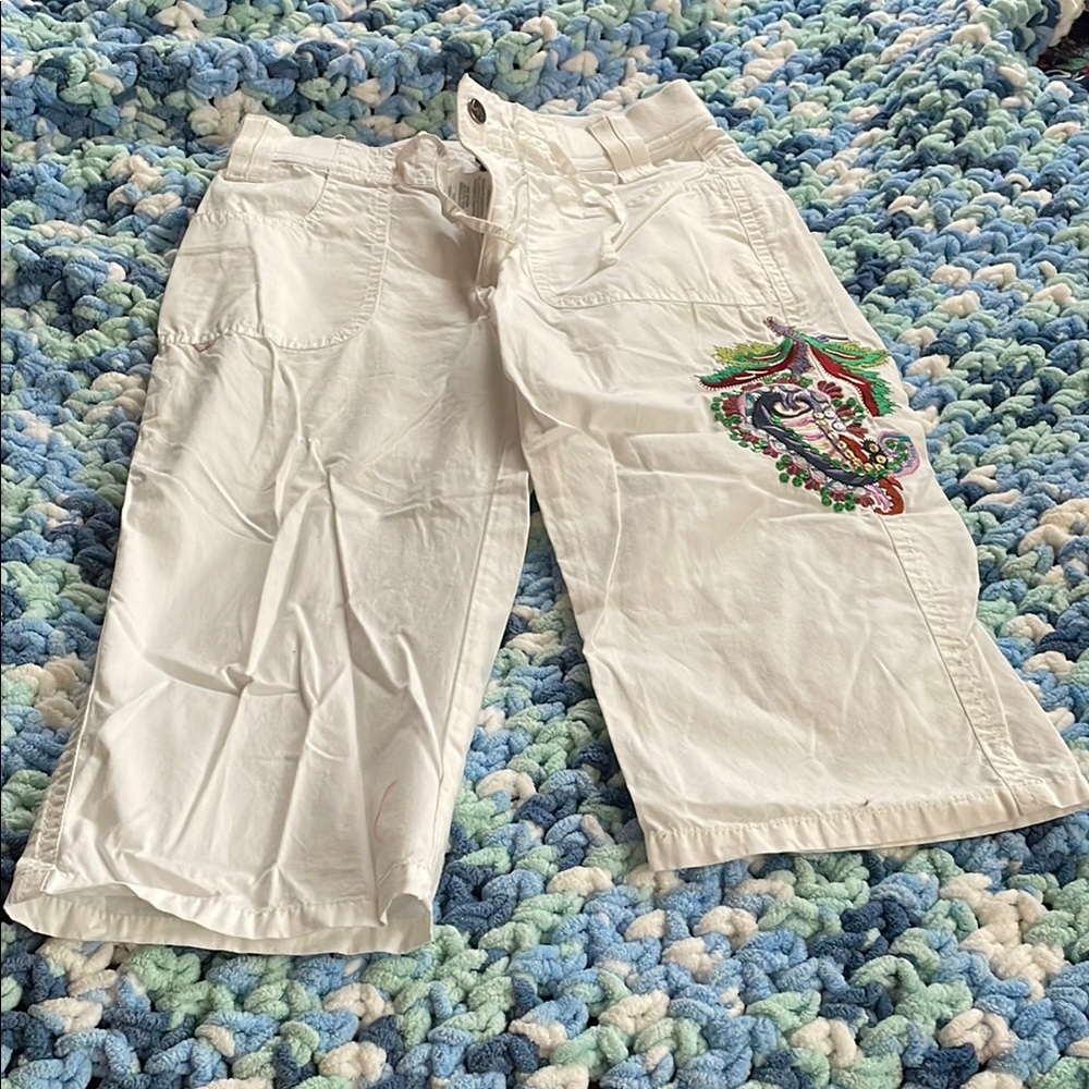White Embroidered Girl’s capris